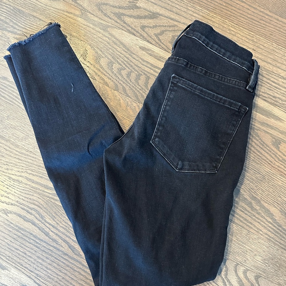 FRAME Womens 26 x 28. 8”rise Black Le Skinny de Jeanne Cotton Denim Fray Hem